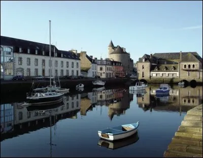 Cette ville bretonne, développée au niveau du dernier pont sur son petit fleuve côtier, capitale du pays Bigouden, dans le sud du Finistère, c'est ...