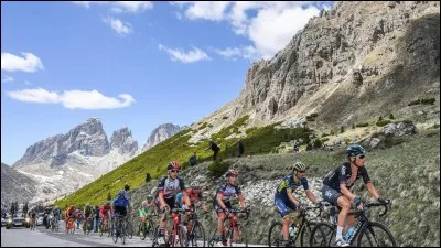 Sous quel nom connaît-on mieux le Tour cycliste d'Italie ?