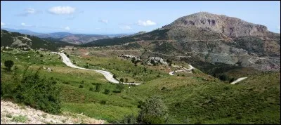 Dans quel pays se situent les Taurus, chaîne de montagnes culminant à 3 756 mètres d'altitude ?