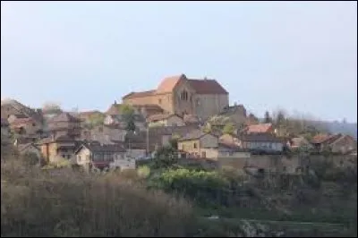 Vous avez sur cette image le bourg de Mazille et son prieuré des Moines. Village de Bourgogne-Franche-Comté, dans l'arrondissement de Mâcon, il se situe dans le département ...