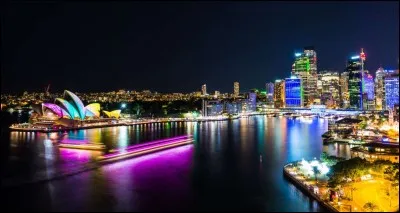 Reconnaissable en tout temps, le paysage du port et de l'opéra, l'un des édifices les plus marquants de l'architecture contemporaine, est grandiose la nuit. Ajoutons le pont au tableau et l'on y trouvera beaucoup de divertissements en soirée, du théâtre aux projections de films en plein air, des bars excentriques au marché nocturne de Chinatown. 
Trouvez cet endroit où l'on ferme tôt (1 h 30) :