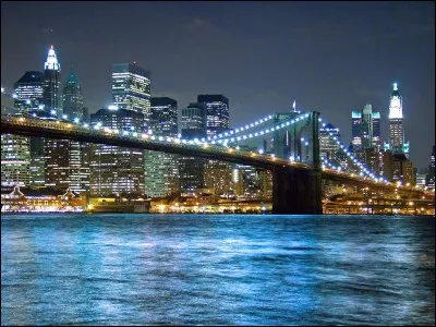 Depuis plus d'un demi-siècle, la production d'électricité est au cur de ce coin d'Amérique : on y a harnaché, des rivières indomptées, d'immenses barrages. Sans complexe, sa plus grande ville française offre de juin à octobre, des festivals d'été incluant jazz, humour, bière, feux d'artifice et plus. Quelle est cette capitale dont le charme européen devient de plus en plus magique la nuit ?