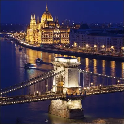 Lorsque le soleil plonge sous l'horizon et que les lumières s'allument, la ville prend un aspect magique. Profitez d'une croisière ou prenez une promenade le long du fleuve pour découvrir les attraits : admirez ici la beauté du Parlement et du château de Buda. 
Quelle est cette capitale qui a 1 opéra, 2 orchestres symphoniques, 25 théâtres et le plus grand festival d'Europe, le Sziget Festival ?