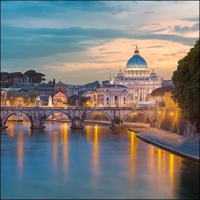 Il m'a semblé que la ville vivait d'une autre vie la nuit : elle se laisse approcher dans son intimité et devient encore plus séduisante. En plus, il y a moins de monde. Au château de Sant'Angelo, en été, on accepte les visiteurs jusqu'à minuit. L'ambiance est aussi différente devant les fontaines illuminées.
Quelle est la ville éternelle où tous les chemins mènent ?

Merci d'avoir voyagé avec moi