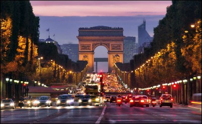 Après le coucher du soleil, la Ville Lumière brille encore : que vous soyez à la tour Eiffel ou en train de naviguer sur la Seine, vous sentirez tout de cet incomparable romantisme. Le Louvre vous y invite pour des visites nocturnes, idéales afin d'éviter les foules. Au canal Saint-Martin, des flâneurs viennent pique-niquer, prendre l'apéritif aux terrasses ou sur les bords du canal.