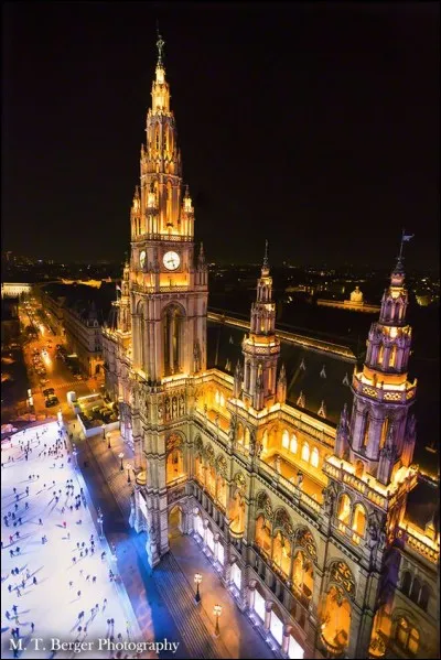 Suggestion d'une promenade sur les rives du fleuve bleu afin de goûter au dynamisme de cette capitale, la nuit tombée. Cependant, pour demeurer réaliste, la ville est en tête de tous les classements en termes de qualité de vie, mais n'a pas la réputation d'être festive.
Trouvez cette capitale sans grandes effusions en soirée : les gens sont cools, très tolérants mais aussi un peu réservés :