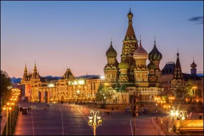 C'est si beau : émerveillez-vous devant l'architecture de ces bâtiments, promenez-vous sur cette place Rouge ou explorez le parc éblouissant de Gorki. 
Trouvez cette ville qui en dépit du froid, depuis que sa période grise est terminée, offre de la chaleur dans plusieurs restaurants, bars et discothèques (certains ont même des pistes de bowling, des billards et des casinos) :