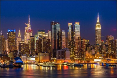 La "grosse pomme" ne dort jamais : regardez la flèche éclairée de l'édifice Chrysler. On voit aussi le sommet de l'Empire State : l'illumination change selon les jours. On ira ensuite sur la Fifth Avenue et à droite, sur Broadway, au halo de lumières, c'est Times Square, le célèbre carrefour. Quelle est cette ville, où après avoir vu Times Square, vous prenez le pont de Brooklyn et admirez ceci ?