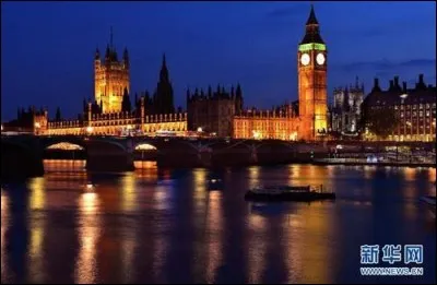 On aperçoit la silhouette des Chambres du Parlement et devant, la Tamise et ses ombres. Il y a tant à faire en soirée : profitez du Tate Modern et visitez le très fréquenté Soho, plein d'Histoire, de cultures et avec de bons pubs. Promenez-vous à Covent Garden ou à Leicester Square pour les spectacles de la rue. 
On n'aura pas assez d'une nuit pour s'arrêter dans cette capitale dont le nom est :