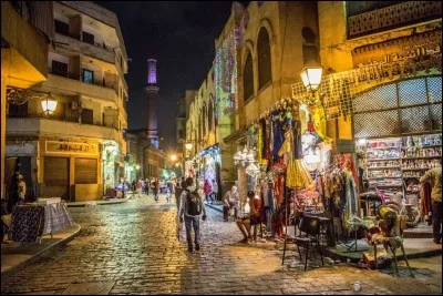 On y atterrit pour les croisières historiques : au 17e étage du Hilton, je voyais la circulation sur le pont du 6 Octobre, aussi dense la nuit qu'en plein jour. La beauté de la ville y est mieux exposée : les lumières brillent plus fort que les étoiles sur le Nil. 
Quelle est cette ville qui vous permet d'assister à un Son & Lumière aux Pyramides et d'aller ensuite faire un tour sur la rue Muizz ?