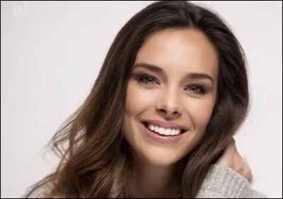 Elle avait été élue Miss France 2013, il s'agit de  Lorphelin.