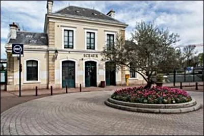 Bien que parfois sentant le rance,
Sont premiers magistrats de France : 
L'un des premiers fut Georges Danton.
S'y collèrent Mitterand, Debré,
et un Peyre fit une loi d'affront
à liberté de circuler !
Première dame en fut Guigou,
Ce qui n'est pas manque de goût,
Mais ce n'est qu'avec Badinter
Qu'on mit enfin Louison par terre !

Qui sont-ils ?