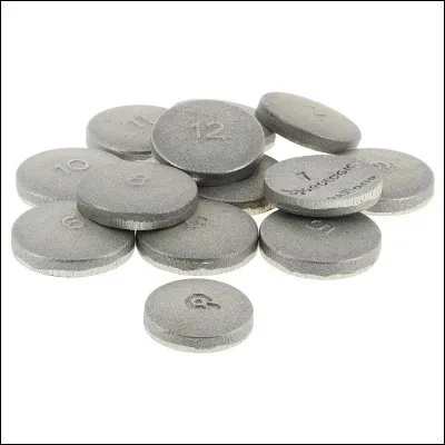 Chanson dit qu'à ses marches, il y a
une tant belle fille, lon-la...
Plus que sous le chêne de Louis,
Verdicts de justice on aura ouï
car il abrite hommes de robes
Devant qui oncques ne se dérobe
On le dit fin chez le gourmet ;
Chine est des thés, Russie d'été,
Ses intrigues donnent représailles,
Et nous laisse de glaces à Versailles.

Qui est-il ?