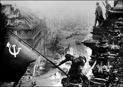 On connaît tous cette photo ! Elle représente la prise de Reichstag à Berlin le 01 mai 1945 par les troupes soviétiques. Mais, un fait a été dévoilé par son auteur, Evgueni Khaldei, soldat de l'Armée rouge et correspondant de guerre (photographe) de l'agence soviétique TASS.
Qu'a-t-il révélé ?