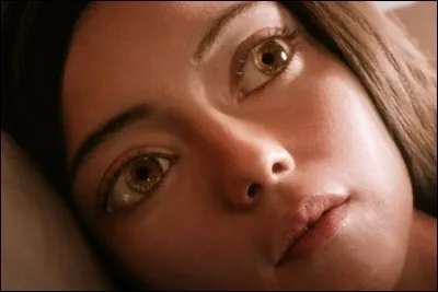 Est-ce qu'Alita se souvient de son passé lorsqu'elle se réveille ?
