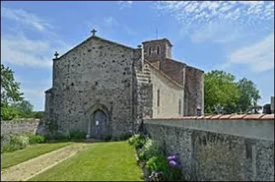Nous sommes devant l'église Saint-Christophe de Mesnard-la-Barotière. Commune Vendéenne, elle se situe en région ...