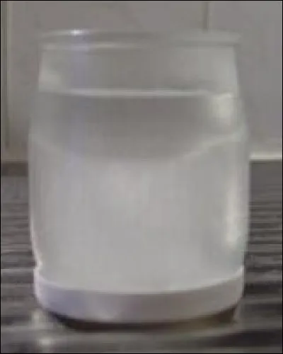 Hier, j'ai mis un verre d'eau au cong&eacute;lateur. Ce verre d'eau a pour masse 2 grammes. J'ai r&eacute;cup&eacute;r&eacute; mon verre d'eau aujourd'hui qui est devenu de la glace. Je remarque que la masse du verre d'eau n'a pas chang&eacute;. Pourquoi ?