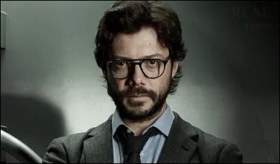 Qui était à deux doigts de se faire piéger avant que le professeur ne le/la recrute pour le braquage ?