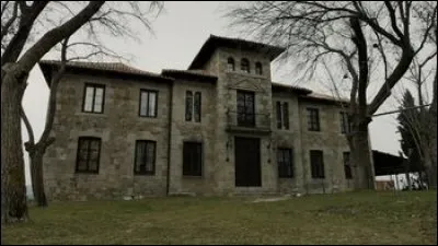 Où se trouve la maison où les braqueurs s'entraînent ?