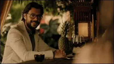 Où le Professeur et Raquel se retrouvent-ils après le braquage ?