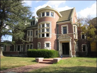 Pour quelle raison, Ben Harmon a-t-il emménagé avec sa famille dans cette maison ?