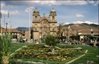 Quel est le nom de cette célèbre place à Cuzco ?