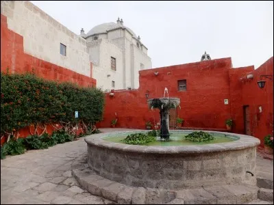 Quel est le nom de ce couvent des soeurs carmélites, le plus grand du monde, sis à Arequipa ?