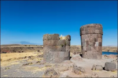 Quels sont ces édifices (chullpas) sis dans le site archéologique pré-inca de Sillustani ?