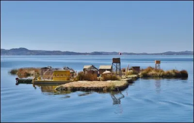 Quel est le nom de ces îles flottantes artificielles sises sur le lac Titicaca ?