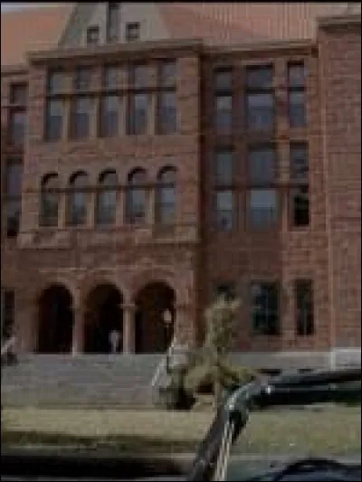 Comment se nomme la jeune femme qui vient faire un reportage sur cet établissement ?