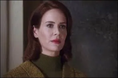 Qu'arrive-t-il à la jeune femme citée précédemment lorsqu'elle vient découvrir ce qui se passe dans cet établissement particulier ?