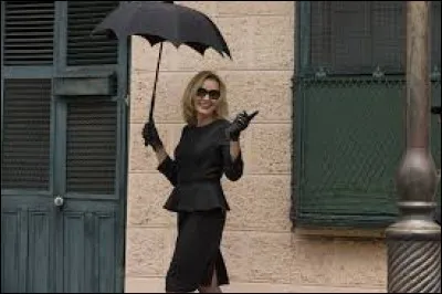 Quel est le nom de la responsable de l'établissement, interpréter par la grande Jessica Lange ?