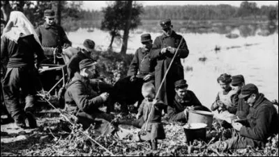 Comment surnomme-t-on les soldats français ?