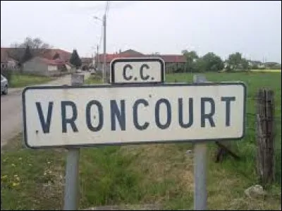 Nous terminons cette balade en Meurthe-et-Moselle, &agrave; l'entr&eacute;e de Vroncourt. Laquelle de ces propositions est fausse ?