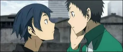 Que portent les membres de la faction des Carrés bleus, dirigés par Mikado au sein des Dollars, qui sont chargés de "purger" le groupe de ses membres les plus criminels ?