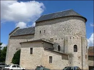 Nous sommes devant l'église Saint-Hilaire de Reilhac. Village d'Occitanie, il se situe dans le département ...