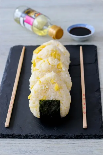 Quel est le nom des boules de riz contenant différentes farces ou poisson ?