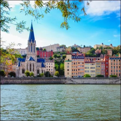 Quelle est la préfecture du département ayant pour numéro 69 ?