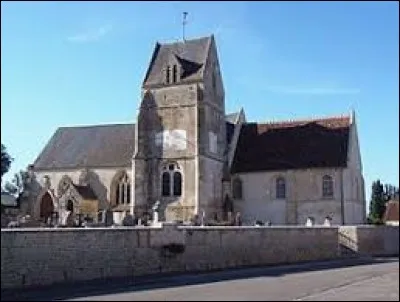 Nous sommes en Normandie, devant l'église Saint-Paterne de Tournai-sur-Dive. Village de l'ancienne région Basse-Normandie, il se situe dans le département ...