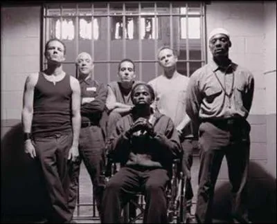 (Oz) Quel est le nom de la prison qui contient les dtenus de la srie 'Oz' ?