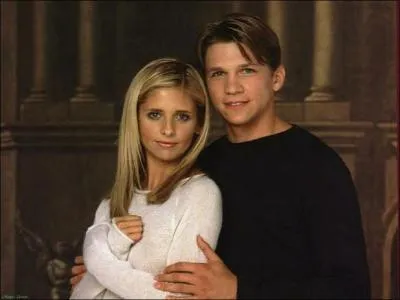 (Buffy contre les vampires) Comment s'appelle le deuxime petit-ami de Buffy ?