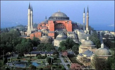 Dans quelle ville actuelle se trouve la basilique Sainte-Sophie ?