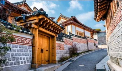 Ces maisons sont traditionnelles dans cette péninsule. Elles ont, en commun, l'utilisation de matériaux naturels d'origine locale : une économie pour l'environnement. ''Une des caractéristiques les plus distinctives est la ligne de toit légèrement incurvée qui court généralement dans le sens de la longueur lorsqu'on regarde vers l'entrée.''
D'où proviennent ces maisons aux toitures différentes ?