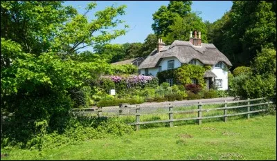 Ces maisons se reconnaissent à leur toit unique, lequel garde l'intérieur de la maison au sec et aide à l'isoler, grâce à sa conception. Ces modèles ont été populaires dans les régions rurales de l'île jusqu'au XIXe siècle en raison de l'absence d'autres matériaux de toiture.
Quel est ce type de demeure ayant encore gagné en popularité au cours des trois dernières décennies ?