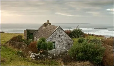 Regardez cette magnifique maison traditionnelle. Il s'agit de l'architecture la plus commune à ce pays, soit une maison en pierres, dont le modèle remonte au XVIIIe siècle. On trouvait la pierre dans un rayon moyen de 8 km.
D'où, ces demeures ayant une grande cheminée/foyer, en leur centre, ainsi qu'une chambre à coucher derrière la cheminée tirant profit de la chaleur, sont-elles originaires ?