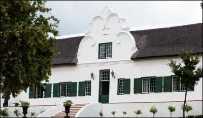 Les maisons de ce style ont été construites pour ressembler à celles des villes hollandaises d'Amsterdam. Elles se caractérisent par des pignons, arrondis, complexes sur l'entrée et sur les côtés.
Situez l'emplacement de ces maisons, blanchies à la chaux et ayant, souvent, un toit de chaume.