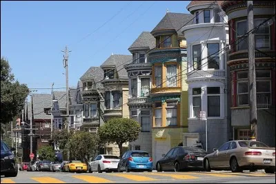 En plus de sa géographie montagneuse, de son magnifique pont rouge à l'entrée de sa baie, la ville est reconnue pour ses fameuses maisons de style empire. Regardez-les, avec leurs baies vitrées et leurs décorations. La plupart de ces maisons colorées ont été construites à la fin du XIXe siècle et ont résisté au terrible tremblement de terre 1906 et aux suivants.
Où trouve-t-on pareilles demeures ?