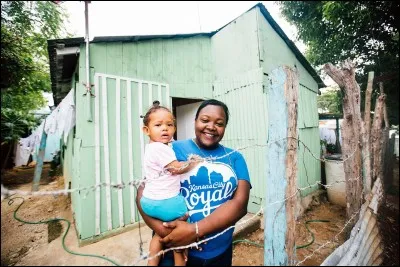 Les maisons sont souvent peintes de couleurs gaies, ce qui donne vie au quartier. Beaucoup d'habitants vivent encore dans des ''bateys'' ou petites maisons pour ouvriers d'usines, abandonnées, maintenant sans service. 
Nommez ce pays où en raison des ouragans et tempêtes, les maisons sont bâties de béton et de bois.