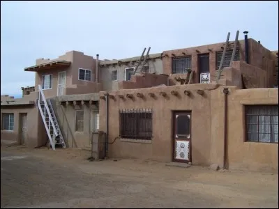 L'endroit est situé sur une mesa. C'est un site historique dans cet État où les habitants vivaient depuis 2 000 ans. Ils ont commencé à construire des maisons accessibles en échelle, en briques d'adobe, au XVIIe siècle. La raison de cette architecture est d'avantager la position défensive contre les ''raiders''.
Trouvez l'endroit où, aujourd'hui, 300 maisons en briques crues existent ?