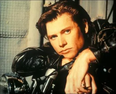 Quel genre d'tablissement achte Jake Hanson (Grant Show) aprs avoir vendu son magasin de moto ?